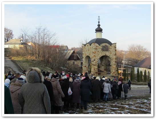 Молебень Хресної Дороги за померлих.
